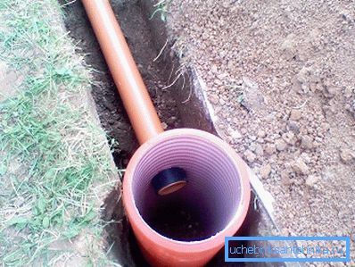 Na fotografii - instalace drenážní studny Na fotografii - instalace drenážní studny
