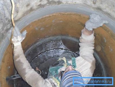 V foto - těsnění švů betonových prstenců V foto - těsnění švů betonových prstenců