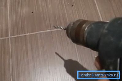 V fotografických otvarech v dlaždici