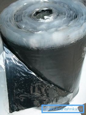 V foto-asmolno-polymerové pásce pro izolaci potrubí V foto-asmolno-polymerové pásce pro izolaci potrubí