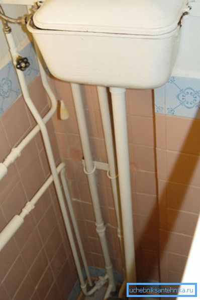 Na fotografii: nejčastěji se staré nádrže nacházejí pod stropem.
