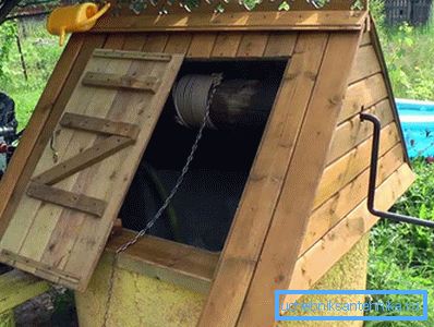 Na fotografii dům na horním betonovém prstenci skříně studny - stavba je jednoduchá, ale kresba domu na vrtu bude stále nutná