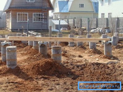 Na fotografii - založení betonových trubek