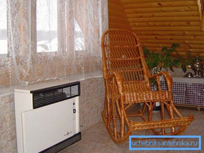 V fotovoltaickém konvektoru instalovaném v místnosti.