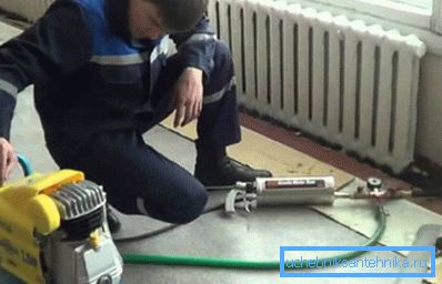 Při foto - hydropneumatickém proplachování topného okruhu