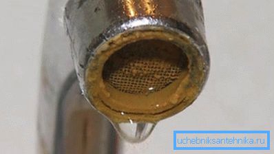 Na obrázku je charakteristická žlutá sraženina oxidů železa.