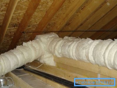 V foto-použití minerální vlna izolovat vytápění v podkroví