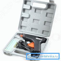 Na fotografii je zobrazen speciální nástroj - zbraň pro lepidlo (věc je vhodná, může být užitečná v domácnosti)