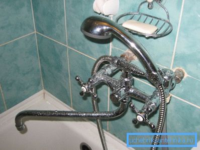 Na fotografii - klasická sovětská instalace pro sprchu.
