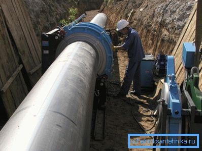 V foto - mechanické instalaci pro svařování polyetylénových trubek o velkém průměru