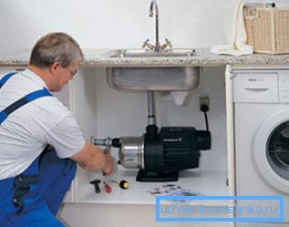Při instalaci fotografií kuchyňského čerpadla. Při instalaci fotografií kuchyňského čerpadla.