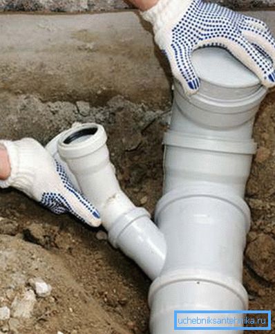 V fotoinstalaci plastových trubek se zásuvkou