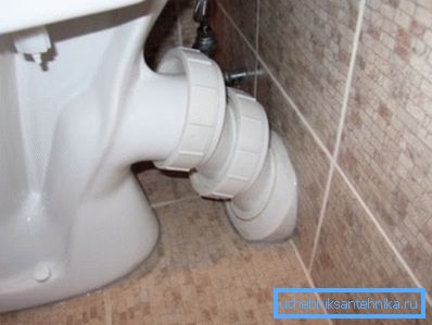 Na fotografii: optimální řešení - umístění záchodu přímo u stoupačky