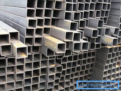 Na fotografii - optimální materiál pro stavbu střech a letních domů