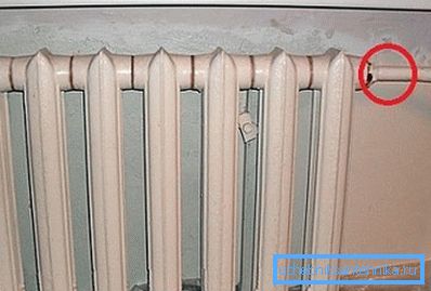 Na obrázku je místo, kde se nejčastěji vyskytují netěsnosti.