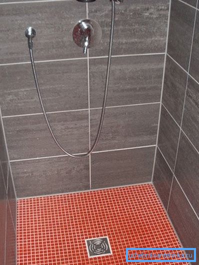 Na fotografii: nepřítomnost palety umožňuje, aby design byl propojen s podlahou, což výrazně zvyšuje bezpečnost pohybu, protože povrchy ve sprše jsou často mokré Na fotografii: nepřítomnost palety umožňuje, aby design byl propojen s podlahou, což výrazně zvyšuje bezpečnost pohybu, protože povrchy ve sprše jsou často mokré