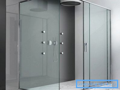 Na fotografii - skleněný panel v designu minimalistické sprchy.