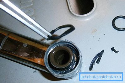 Na obrázku je znázorněn proces výměny těsnicího kroužku na klíči. Na obrázku je znázorněn proces výměny těsnicího kroužku na klíči.