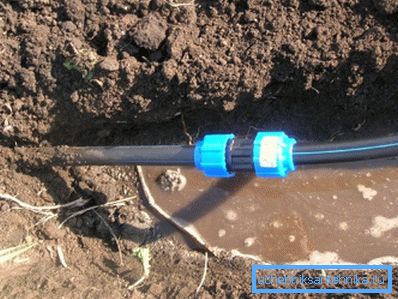 Na fotografii je systém polyetylenu dodáván ve vlhké půdě.