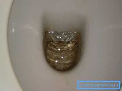 Na fotografii: konstantní netěsnost způsobuje nadměrné používání vody a způsobuje stálý zvuk. Na fotografii: konstantní netěsnost způsobuje nadměrné používání vody a způsobuje stálý zvuk.