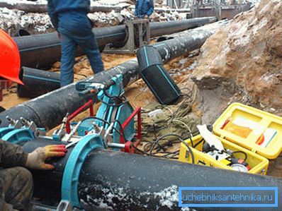 Na snímku je poškozená část o průměru 100 mm nahrazena novou svařovanou manžetou. Na snímku je poškozená část o průměru 100 mm nahrazena novou svařovanou manžetou.