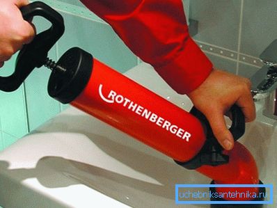 Na fotografii - používáme ruční hydraulické čerpadlo Na fotografii - používáme ruční hydraulické čerpadlo