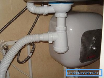 Na obrázku je příklad instalace kompaktního ohřívače vody.