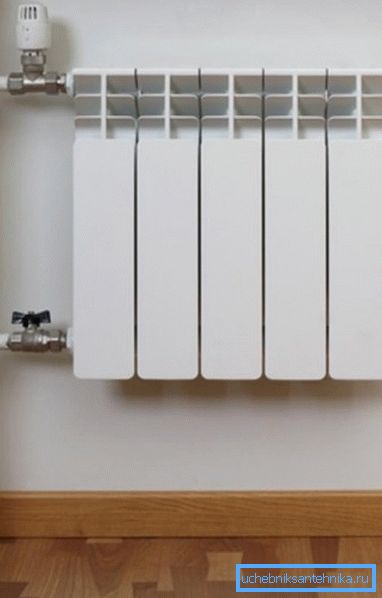 Na fotografii - příklad správné instalace termostatu Na fotografii - příklad správné instalace termostatu
