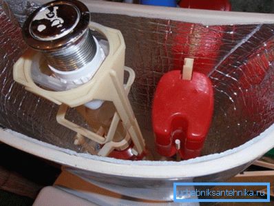 Na fotografii se odstraní problém nadměrné vlhkosti na povrchu nádrže fixací tepelně izolačního materiálu na vnitřní stěny zařízení Na fotografii se odstraní problém nadměrné vlhkosti na povrchu nádrže fixací tepelně izolačního materiálu na vnitřní stěny zařízení