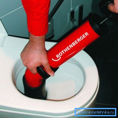 Na foto - čištění WC s pneumatickým Na foto - čištění WC s pneumatickým