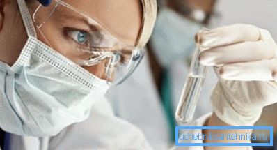 Na fotografii - proces řízení jakosti tekutiny odebrané z vodovodního systému.