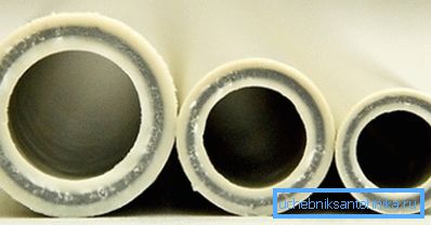 Na fotografii jsou různé průměry trubek vyztužených polypropylenem
