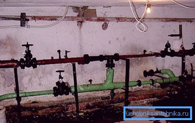 Na fotografii je zobrazena skutečná výtahová jednotka v suterénu bytového domu. Všechno, co může být ukradeno, je odstraněno. Na fotografii je zobrazena skutečná výtahová jednotka v suterénu bytového domu. Všechno, co může být ukradeno, je odstraněno.