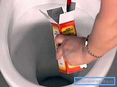 Ve fotce - soda s octem může odstranit upchávky Ve fotce - soda s octem může odstranit upchávky