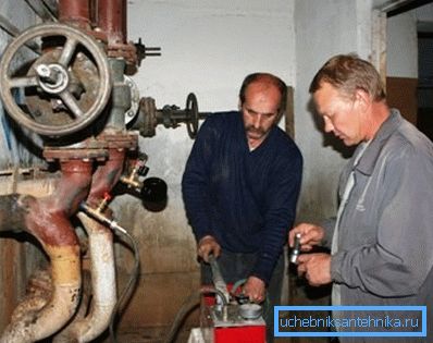 Na fotografii pracovníka technického dozoru provádí zkušební práce. Na fotografii pracovníka technického dozoru provádí zkušební práce.