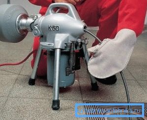 Na fotografii: odborníci často používají elektrický pohon pro kabel, čímž se zvyšuje rychlost čištění.