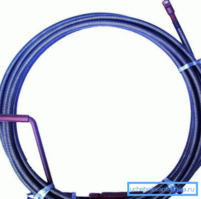 Na fotografii - kabel pro čištění kanalizačních trubek Na fotografii - kabel pro čištění kanalizačních trubek