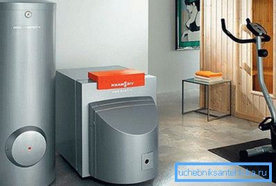 Na obrázku je umístěn kotle na tuhá paliva s elektrickým a tepelným akumulátorem.