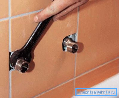 Na fotografii - instalace výstředníků. Na fotografii - instalace výstředníků.