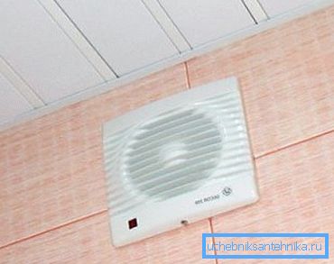 Na fotografii: Instalace nejjednoduššího ventilátoru vzduchu několikrát zlepšuje výměnu vzduchu v místnosti.