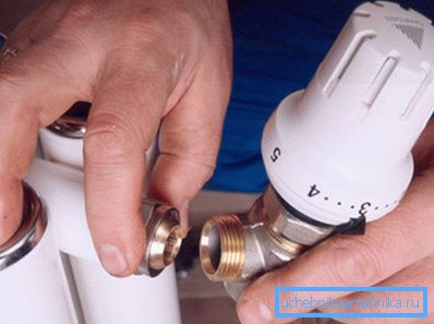 Na fotografii - instalace termostatu Na fotografii - instalace termostatu