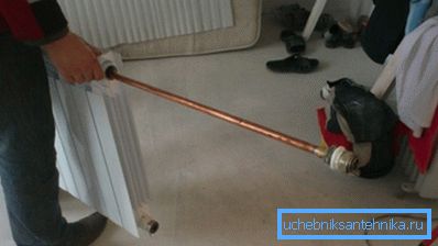 Na fotografii: instalace prodloužení potrubí