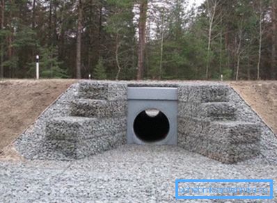 Na fotografii - propustné betonové výrobky pod vozovkou