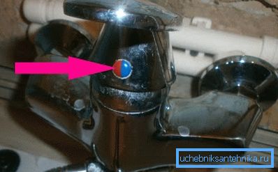 Fotografie označila uzávěr, pod nímž skrývá zámek.