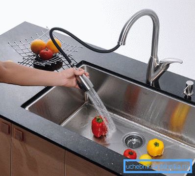 Foto: zatahovací kuchyňská baterie se vyznačuje funkčností a jednoduchostí. Foto: zatahovací kuchyňská baterie se vyznačuje funkčností a jednoduchostí.