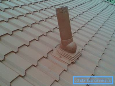 Na fotografii - výstup ventilátoru ze střechy domu