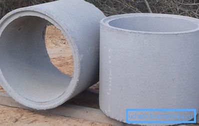 Fotografie betonového zboží KS 10-9 se zámkem pro stavbu studní.