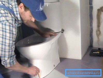 Na podlaze by měl být obrys odpovídající konstrukční poloze toaletní mísy.