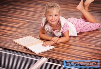 Na podlaze, vybavené ohřívací fólií, můžete pohodlně ležet bez poškození zdraví.