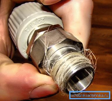 Doporučuje se navinout kabel na závitu pro větší těsnost spoje